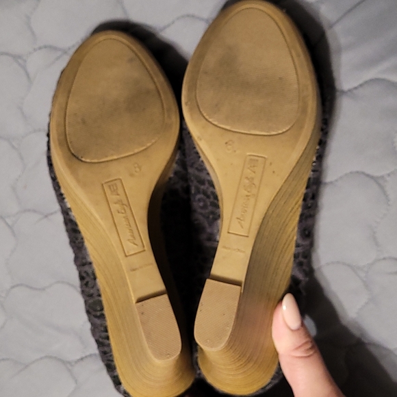 American Eagle Black Lacey Wedge Heels - Picture 5 of 7